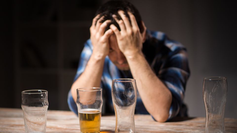 You are currently viewing How Drinking Alcohol Affects Your Skin?